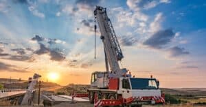 Read more about the article When to Use a 25m Crane Truck Instead of a Mobile Crane